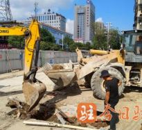 男人把牛子放在女人屁股里视频免费高温下的坚守｜道路建设者用汗水铺就畅通路